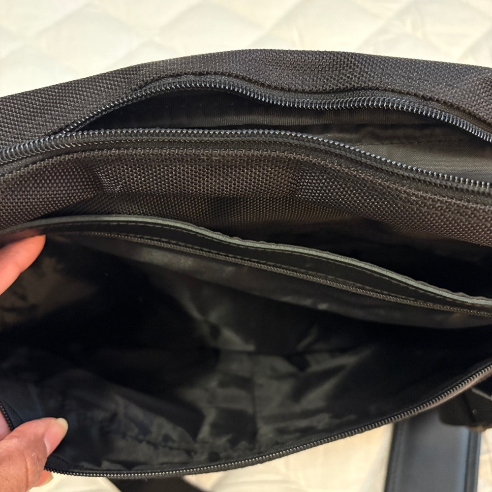 Satchels Black Canvas and Leather Messenger Briefcase – Unsex - Picture 4 of 11